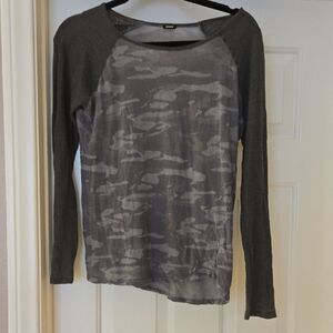 Stylish Gray Camo Long Sleeve Tee